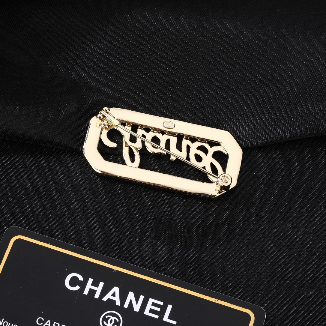 Chanel CHANEL 香奈儿新款字母胸针