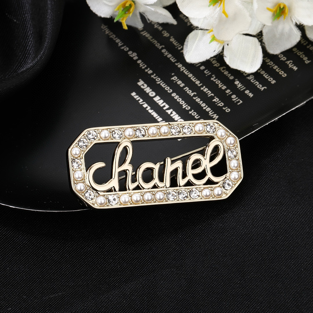 Chanel CHANEL 香奈儿新款字母胸针
