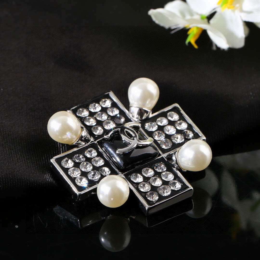 Chanel 小香Chanel 新款胸针 每一个细节做工非常精细 这款设计非常美轮美奂 这款真的 美 仙 小姐姐