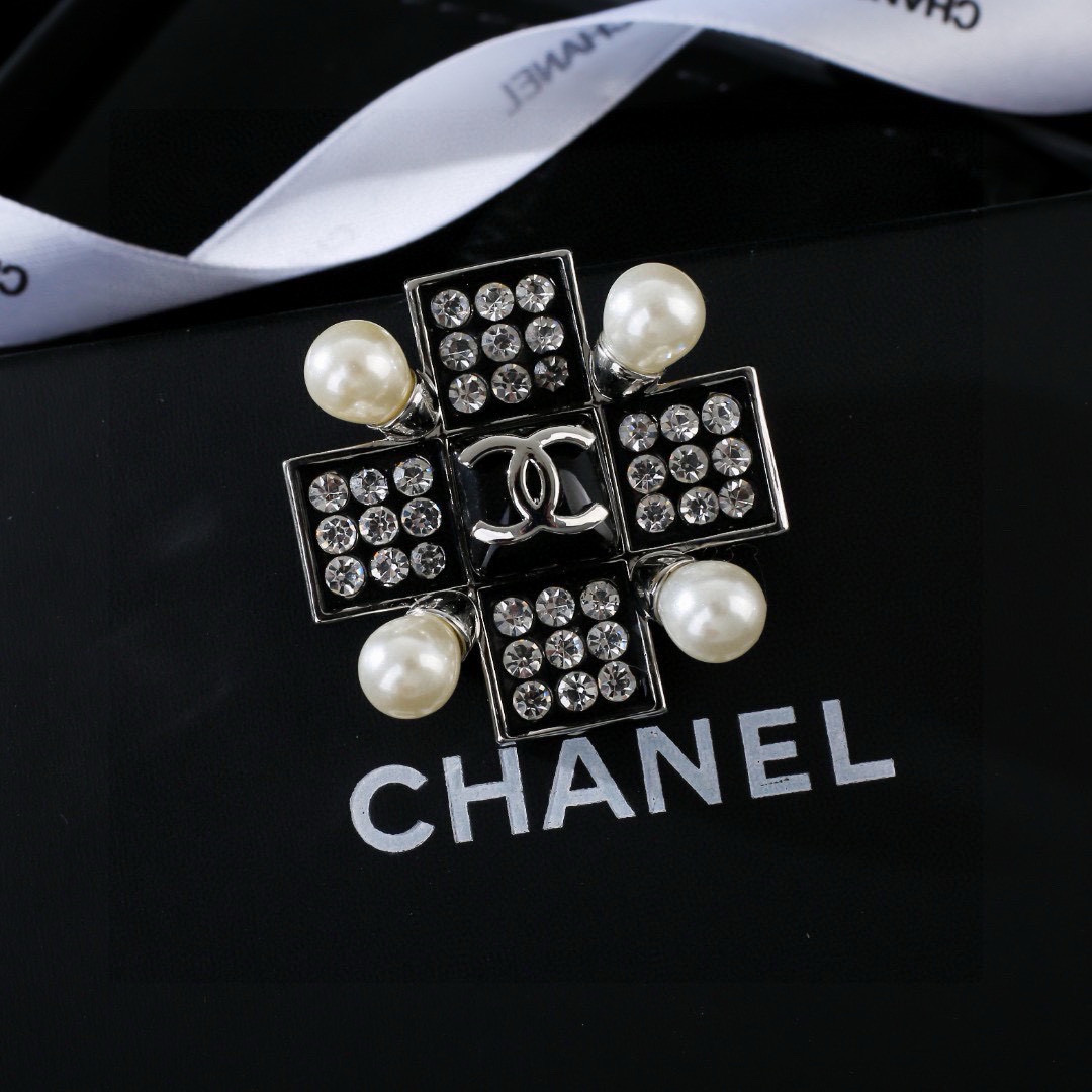 Chanel 小香Chanel 新款胸针 每一个细节做工非常精细 这款设计非常美轮美奂 这款真的 美 仙 小姐姐