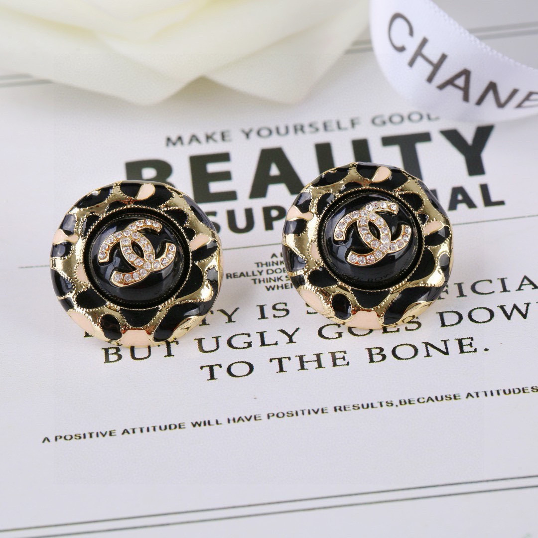 Chanel 小香Chanel新款珐琅耳环 每一个细节做工非常精细 这款设计非常美轮美奂 这款真的 美 仙 小姐姐