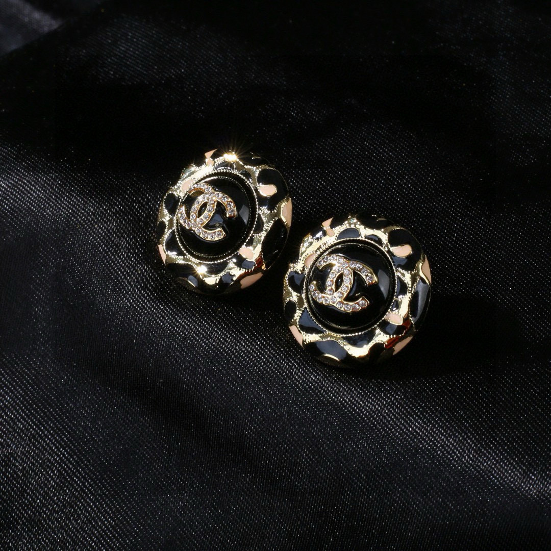 Chanel 小香Chanel新款珐琅耳环 每一个细节做工非常精细 这款设计非常美轮美奂 这款真的 美 仙 小姐姐
