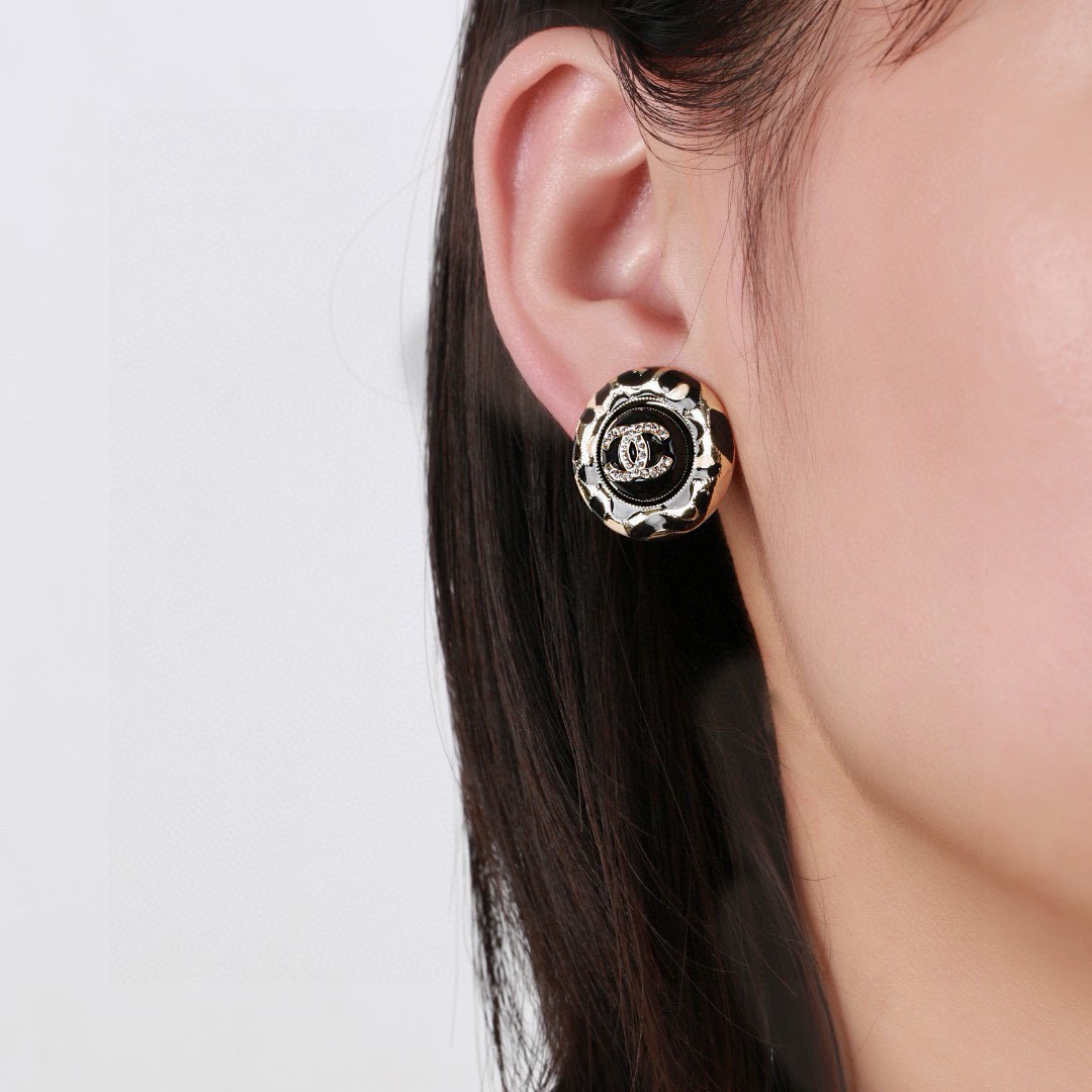 Chanel 小香Chanel新款珐琅耳环 每一个细节做工非常精细 这款设计非常美轮美奂 这款真的 美 仙 小姐姐