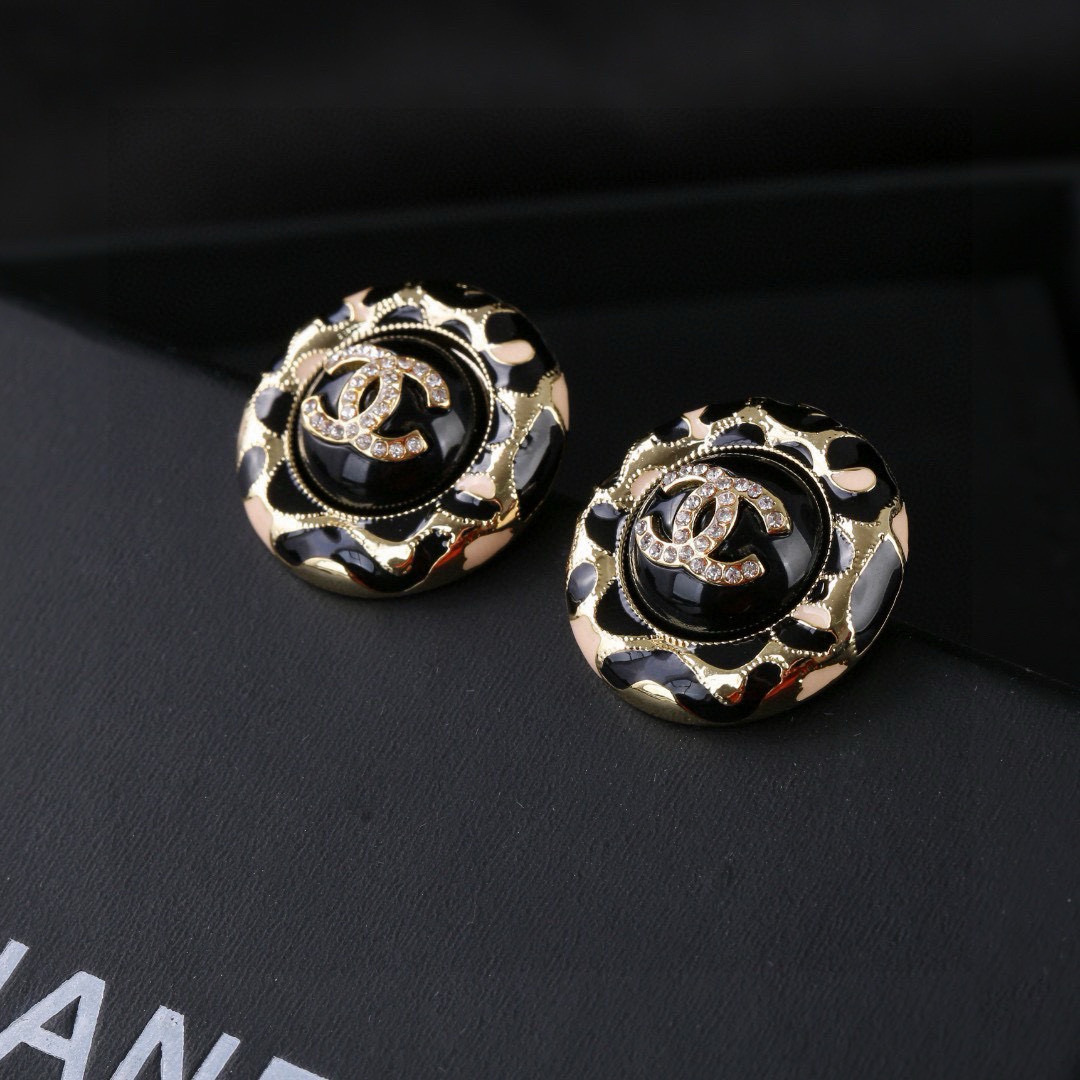 Chanel 小香Chanel新款珐琅耳环 每一个细节做工非常精细 这款设计非常美轮美奂 这款真的 美 仙 小姐姐