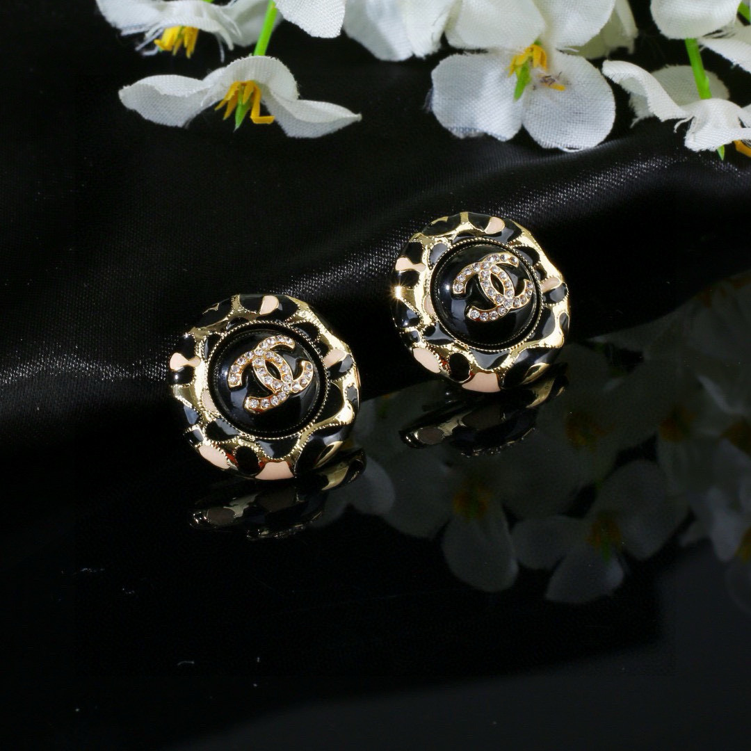 Chanel 小香Chanel新款珐琅耳环 每一个细节做工非常精细 这款设计非常美轮美奂 这款真的 美 仙 小姐姐