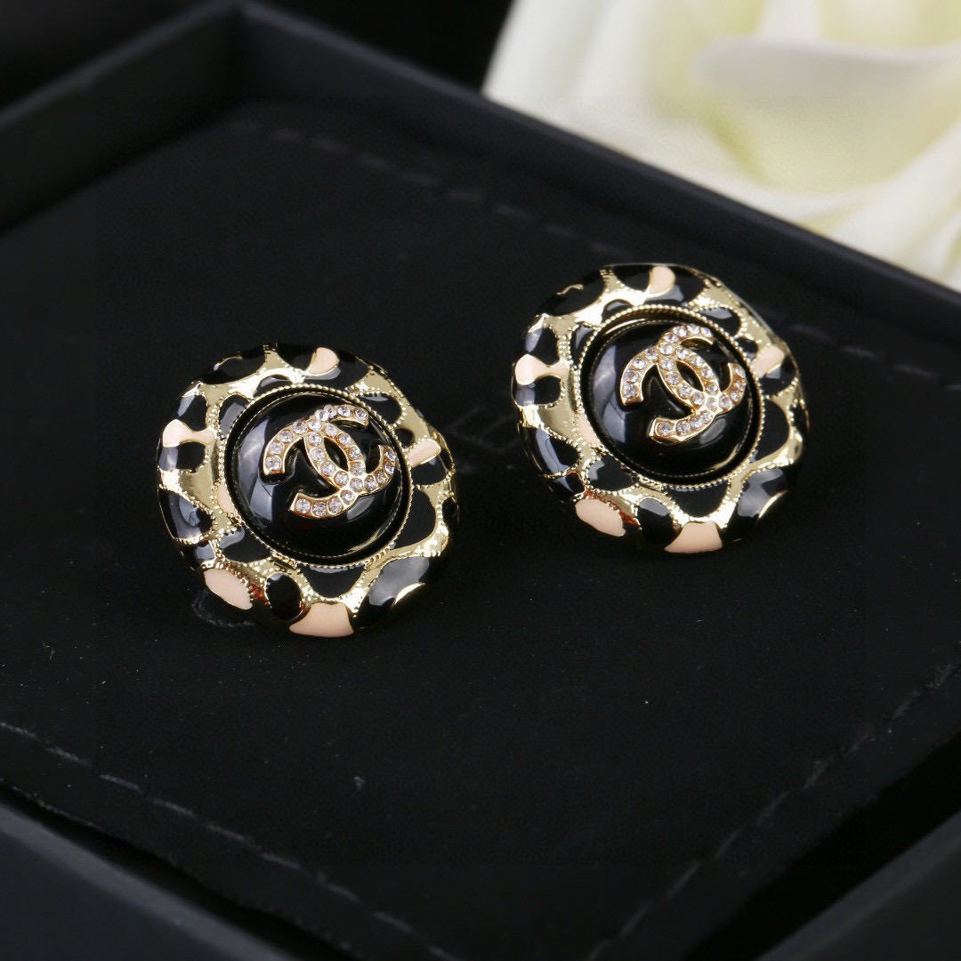 Chanel 小香Chanel新款珐琅耳环 每一个细节做工非常精细 这款设计非常美轮美奂 这款真的 美 仙 小姐姐