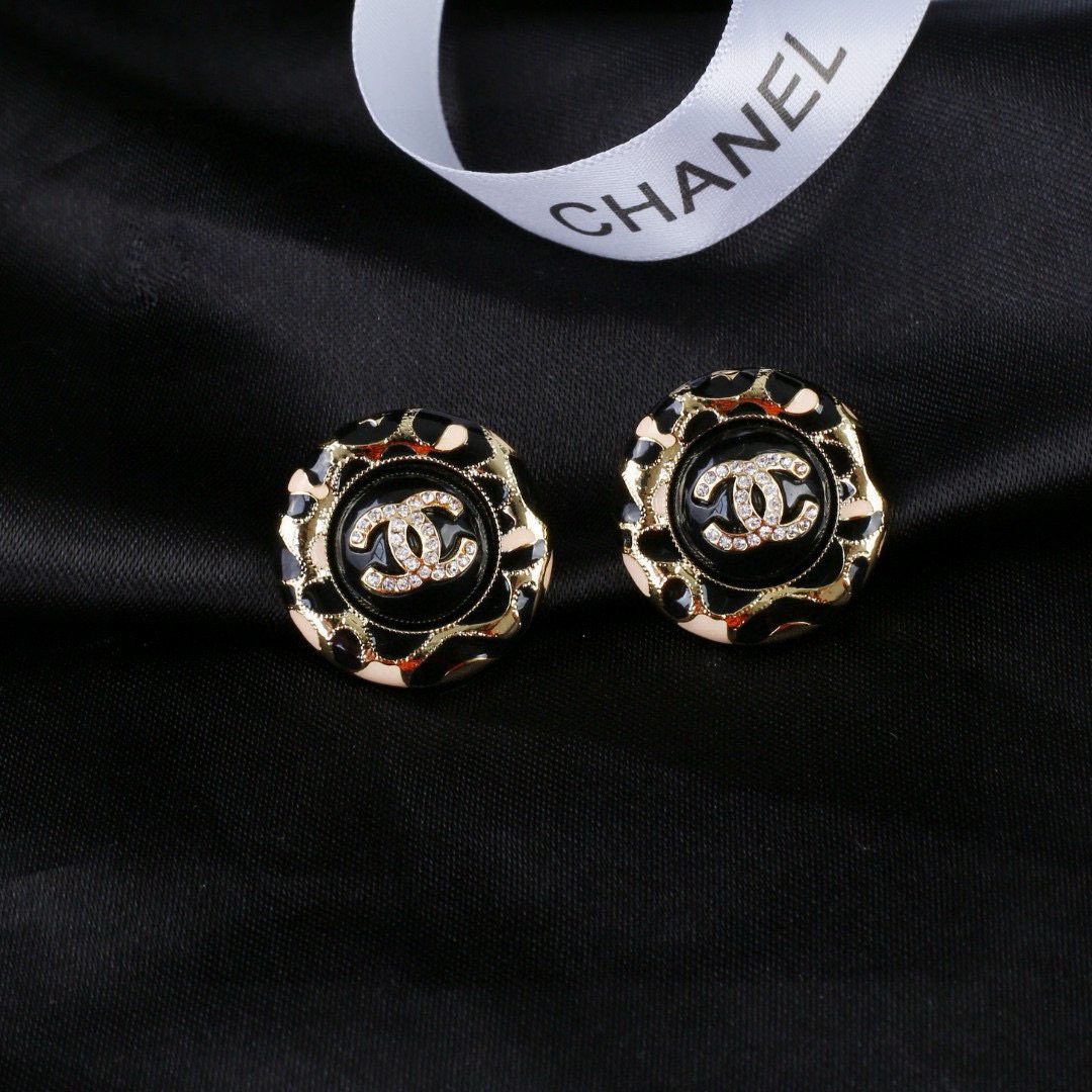 Chanel 小香Chanel新款珐琅耳环 每一个细节做工非常精细 这款设计非常美轮美奂 这款真的 美 仙 小姐姐