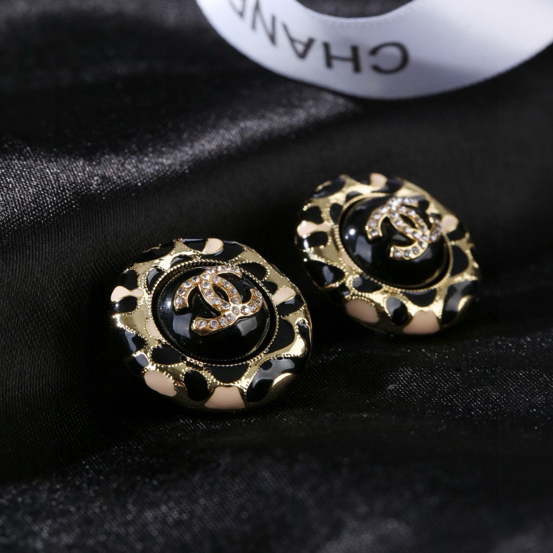 Chanel 小香Chanel新款珐琅耳环 每一个细节做工非常精细 这款设计非常美轮美奂 这款真的 美 仙 小姐姐