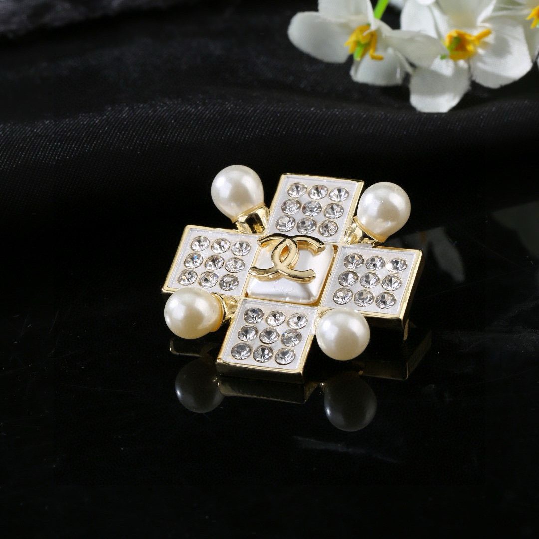 Chanel 小香Chanel 新款胸针 每一个细节做工非常精细 这款设计非常美轮美奂 这款真的 美 仙 小姐姐