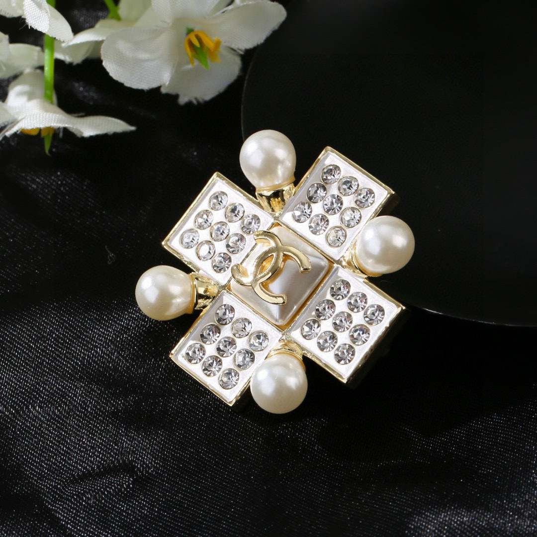 Chanel 小香Chanel 新款胸针 每一个细节做工非常精细 这款设计非常美轮美奂 这款真的 美 仙 小姐姐