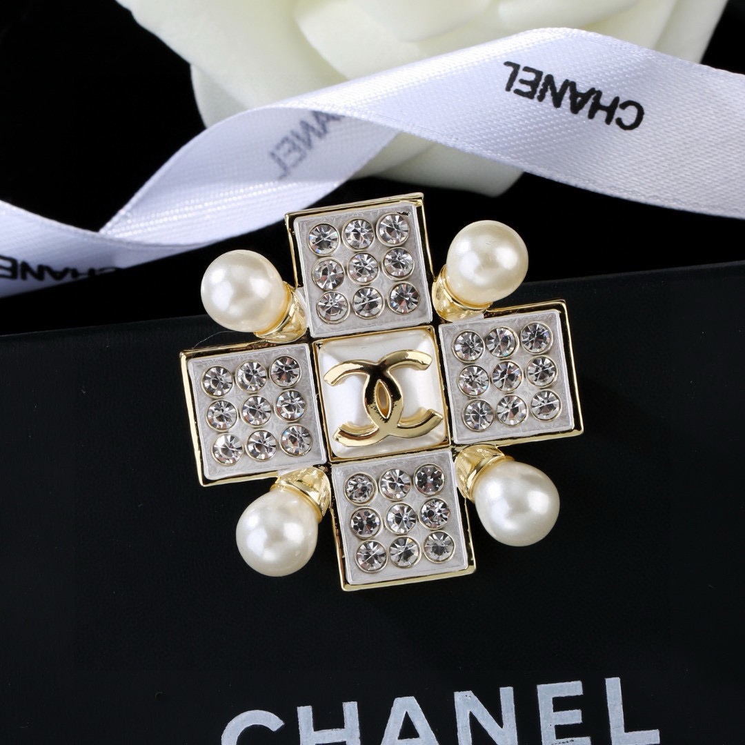 Chanel 小香Chanel 新款胸针 每一个细节做工非常精细 这款设计非常美轮美奂 这款真的 美 仙 小姐姐