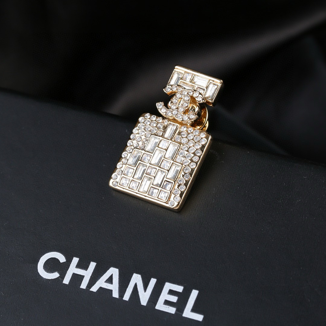 Chanel 香奈儿 Chanel 秋冬系列 香水瓶 钻石 双C胸针 别有心机设计的一款 完美 元素添加