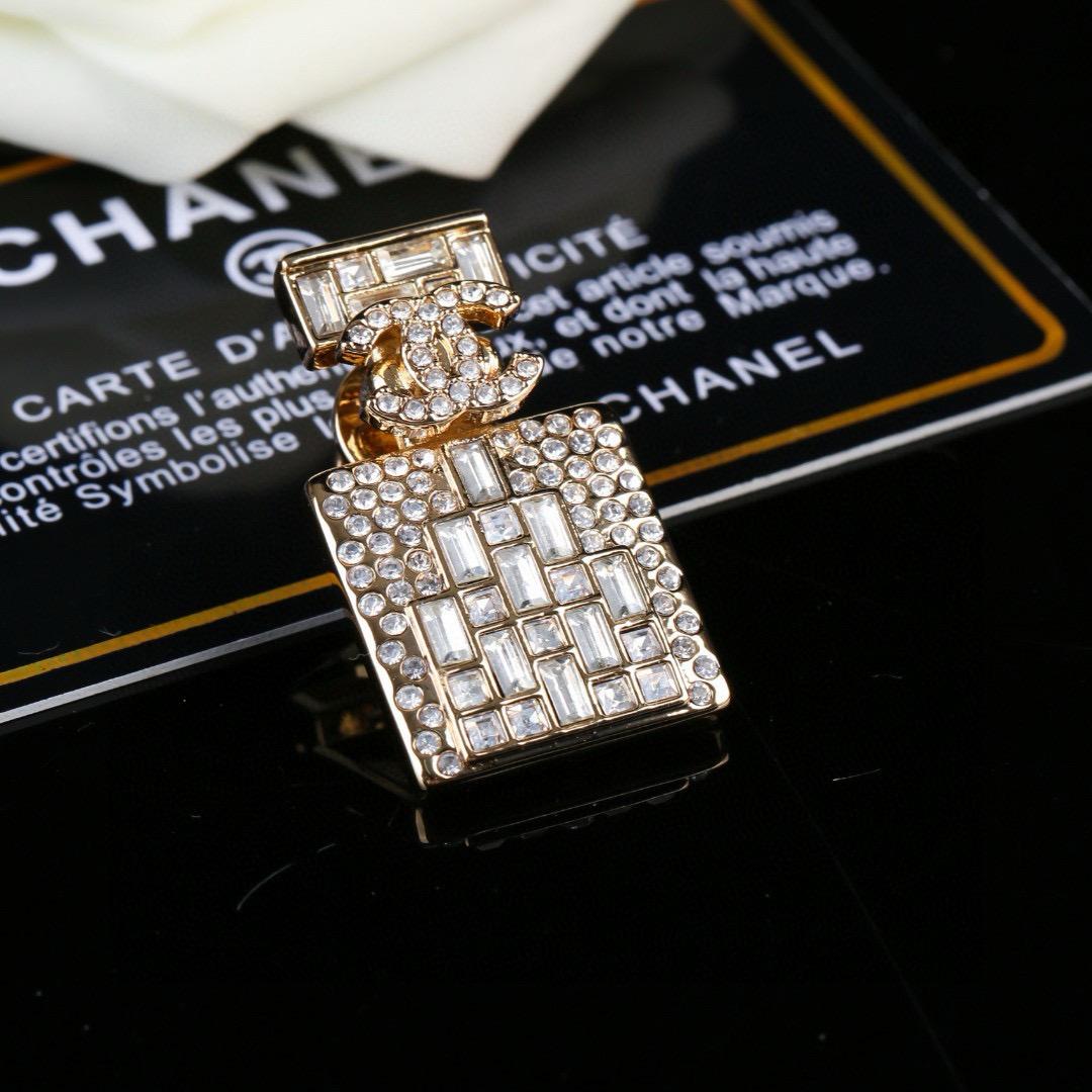 Chanel 香奈儿 Chanel 秋冬系列 香水瓶 钻石 双C胸针 别有心机设计的一款 完美 元素添加