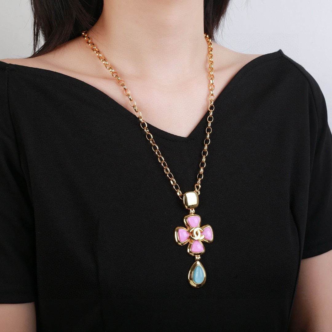 Collar y gargantilla nuevos de Chanel, lanzamiento simultáneo en tiendas, doble C artesanal, mismo material de latón qu…