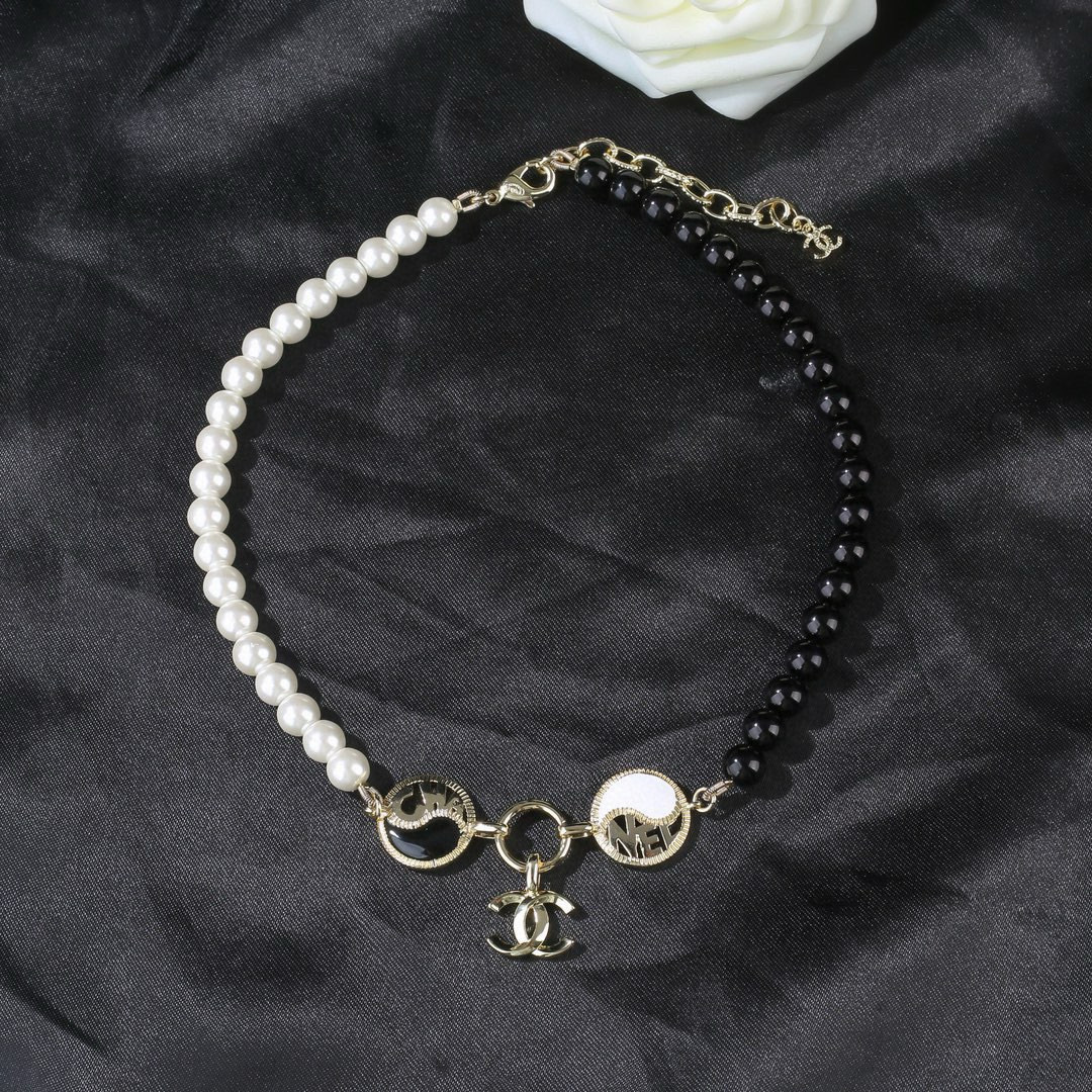 Chanel 小香 Chanel 新款黑白太极 项链 颈链 同步上新 双C精工打造 黄铜材质