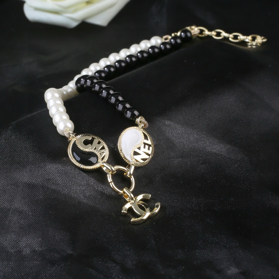 Chanel 小香 Chanel 新款黑白太极 项链 颈链 同步上新 双C精工打造 黄铜材质