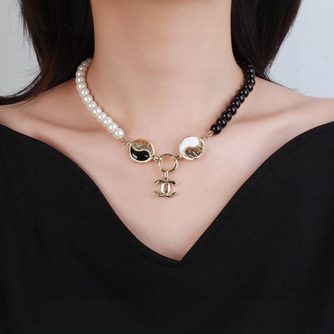 Chanel 小香 Chanel 新款黑白太极 项链 颈链 同步上新 双C精工打造 黄铜材质