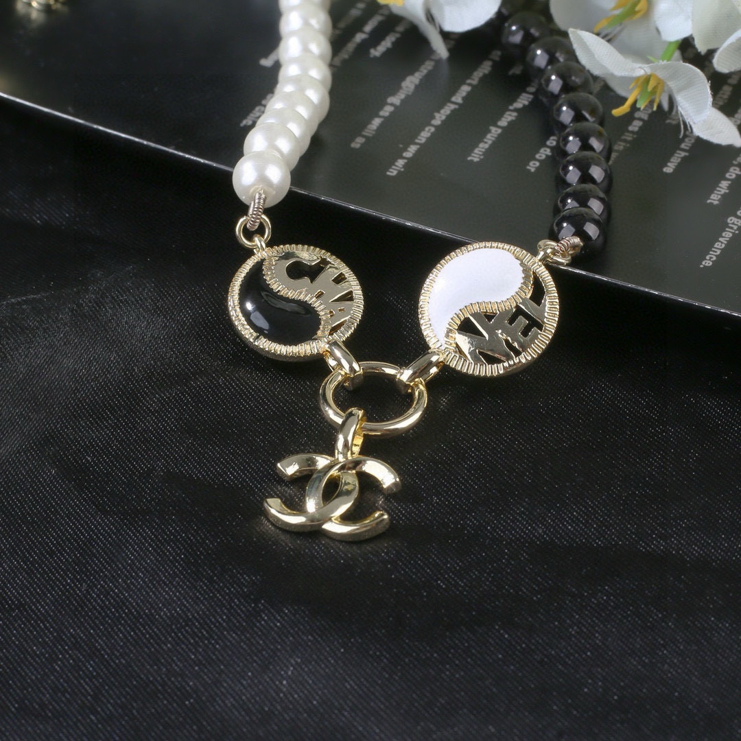 Chanel 小香 Chanel 新款黑白太极 项链 颈链 同步上新 双C精工打造 黄铜材质