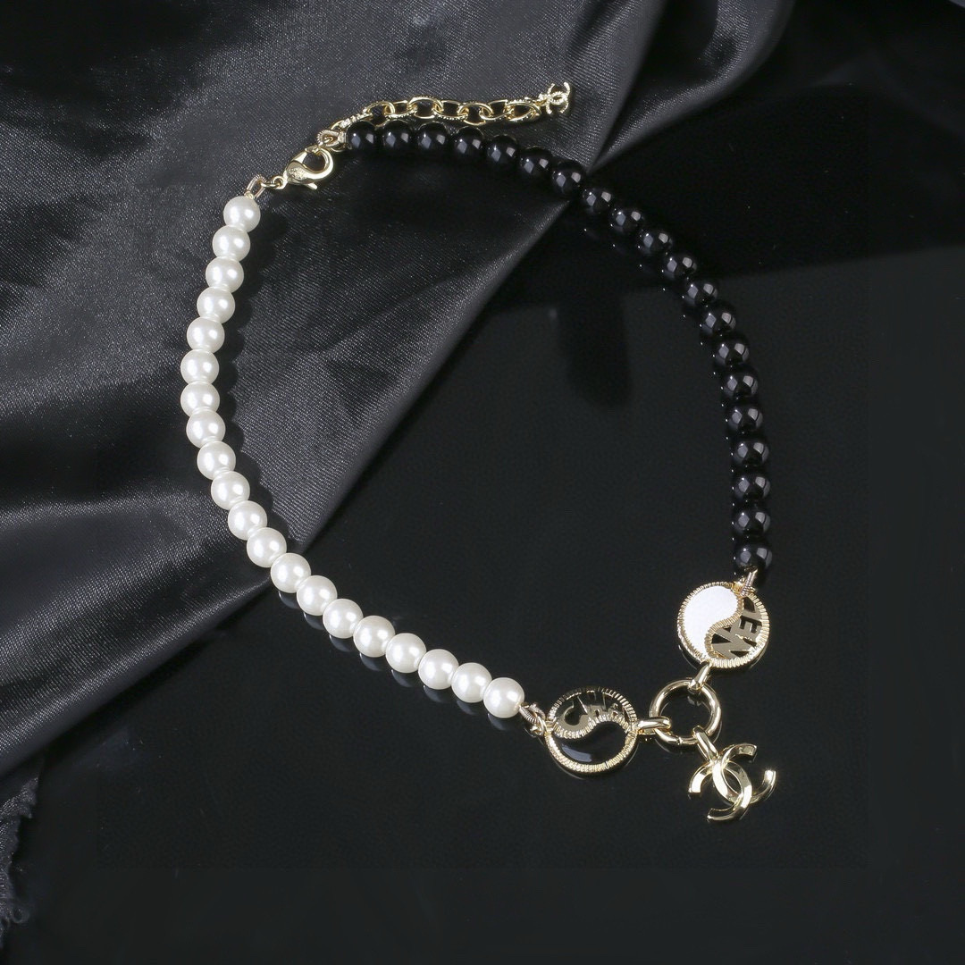 Chanel 小香 Chanel 新款黑白太极 项链 颈链 同步上新 双C精工打造 黄铜材质