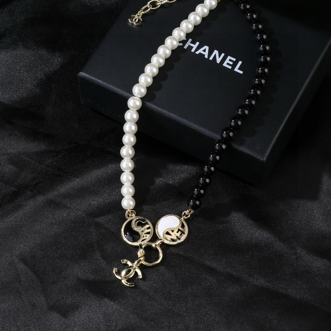 Chanel 小香 Chanel 新款黑白太极 项链 颈链 同步上新 双C精工打造 黄铜材质