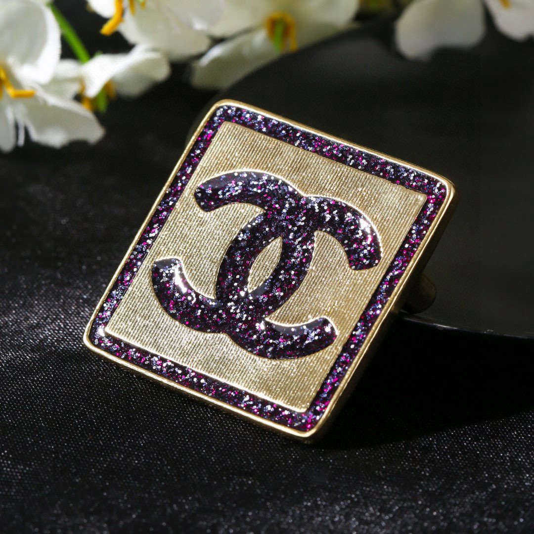 Chanel 小香Chanel新款彩色胸针 每一个细节做工非常精细 这款设计非常美轮美奂 这款真的 美 仙 小姐姐