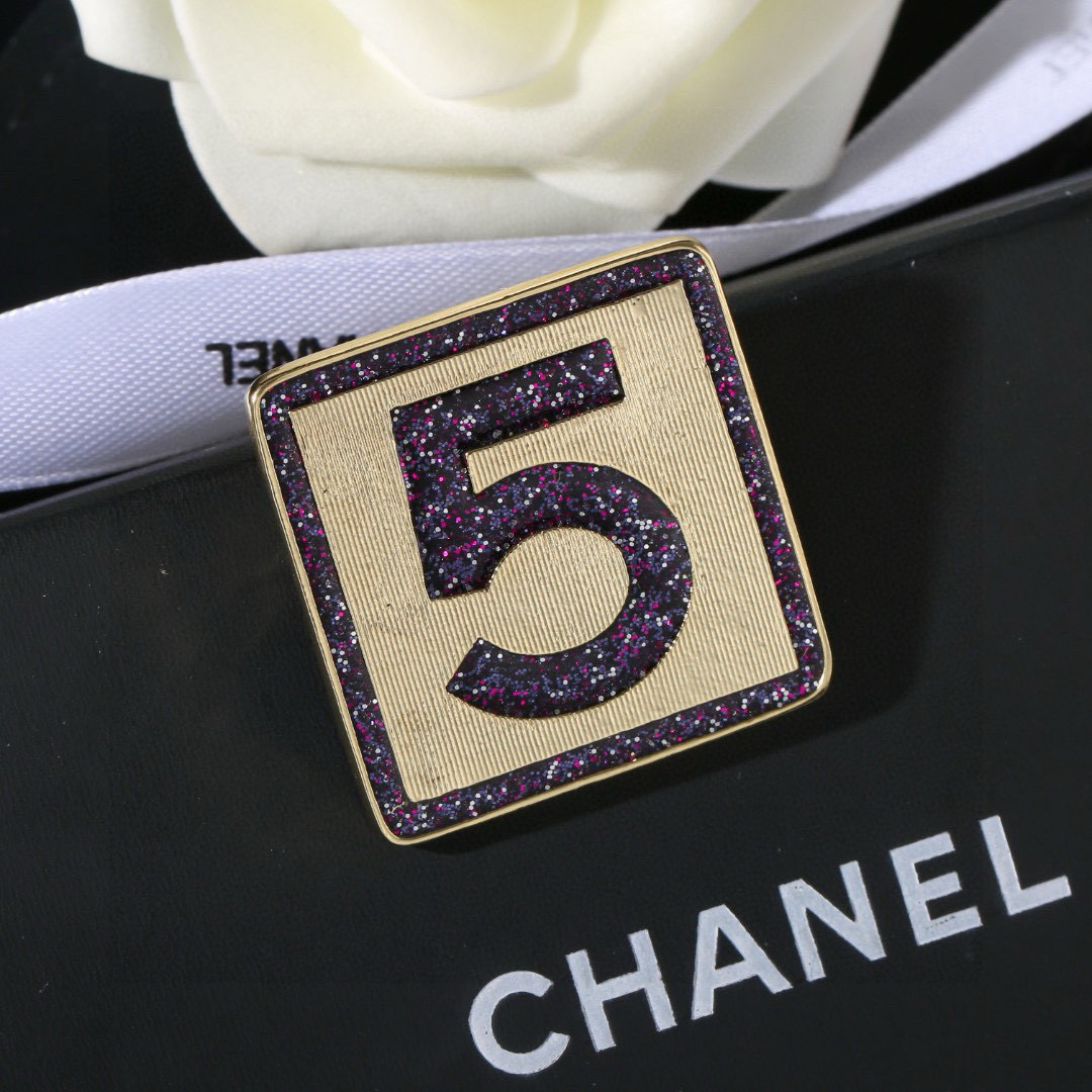 Chanel 小香Chanel新款彩色胸针 每一个细节做工非常精细 这款设计非常美轮美奂 这款真的 美 仙 小姐姐