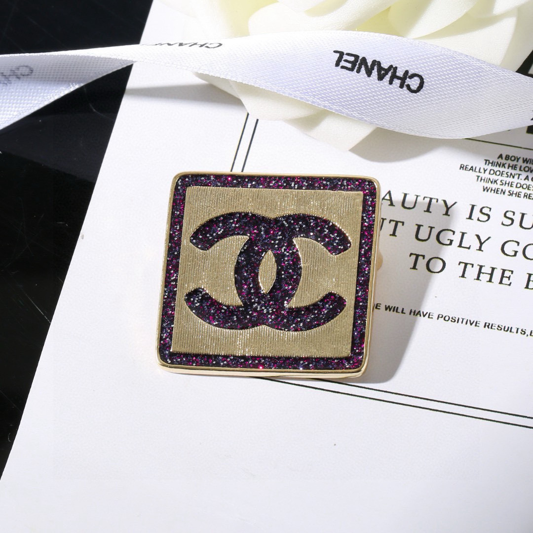 Chanel 小香Chanel新款彩色胸针 每一个细节做工非常精细 这款设计非常美轮美奂 这款真的 美 仙 小姐姐