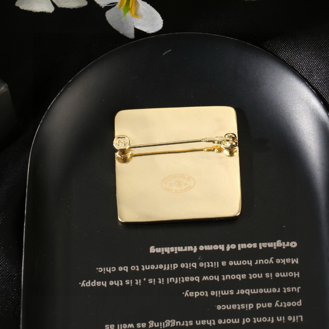 Chanel 小香Chanel新款彩色胸针 每一个细节做工非常精细 这款设计非常美轮美奂 这款真的 美 仙 小姐姐
