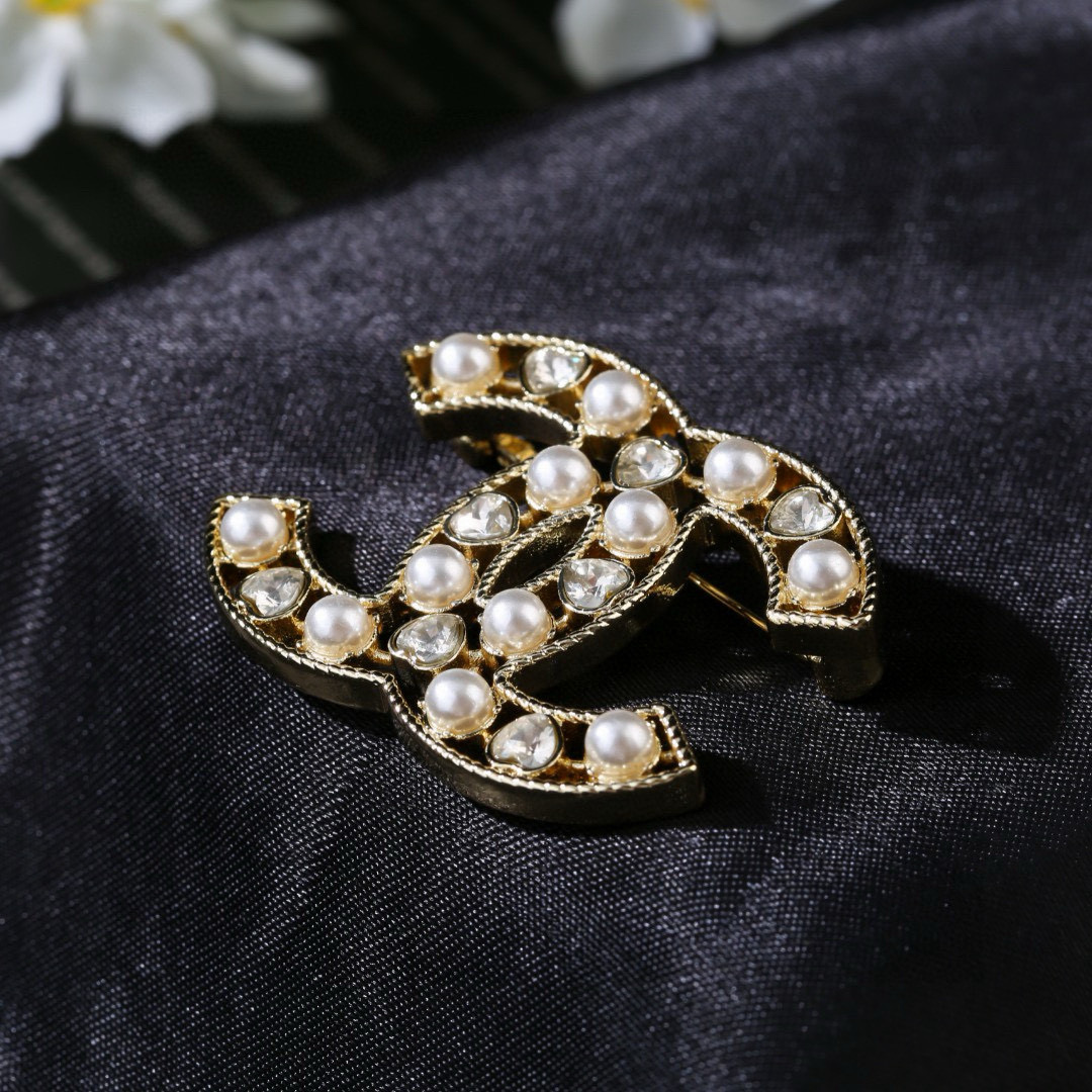 Chanel 香奈儿 Chanel 秋冬系列 爱心 钻石 珍珠 双C胸针 别有心机设计的一款 完美 元素添加