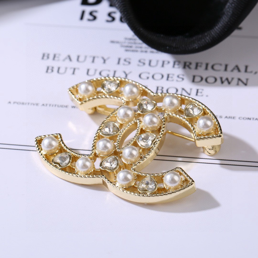 Chanel 香奈儿 Chanel 秋冬系列 爱心 钻石 珍珠 双C胸针 别有心机设计的一款 完美 元素添加