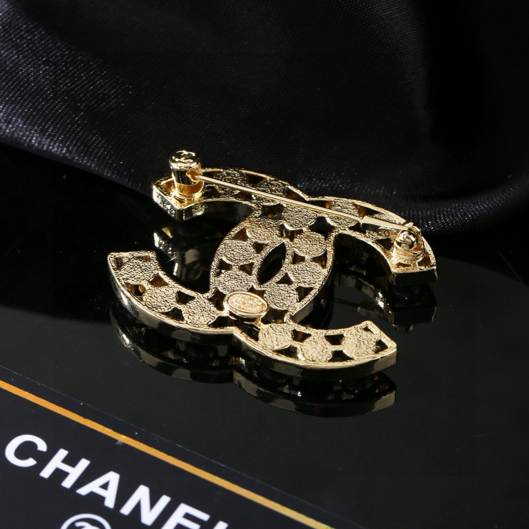 Chanel 香奈儿 Chanel 秋冬系列 爱心 钻石 珍珠 双C胸针 别有心机设计的一款 完美 元素添加