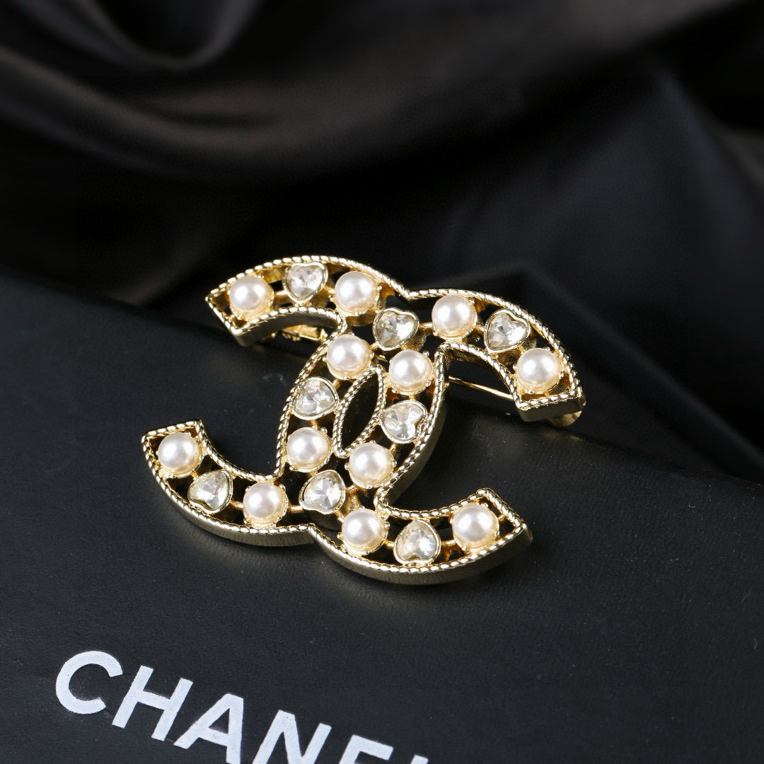 Chanel 香奈儿 Chanel 秋冬系列 爱心 钻石 珍珠 双C胸针 别有心机设计的一款 完美 元素添加