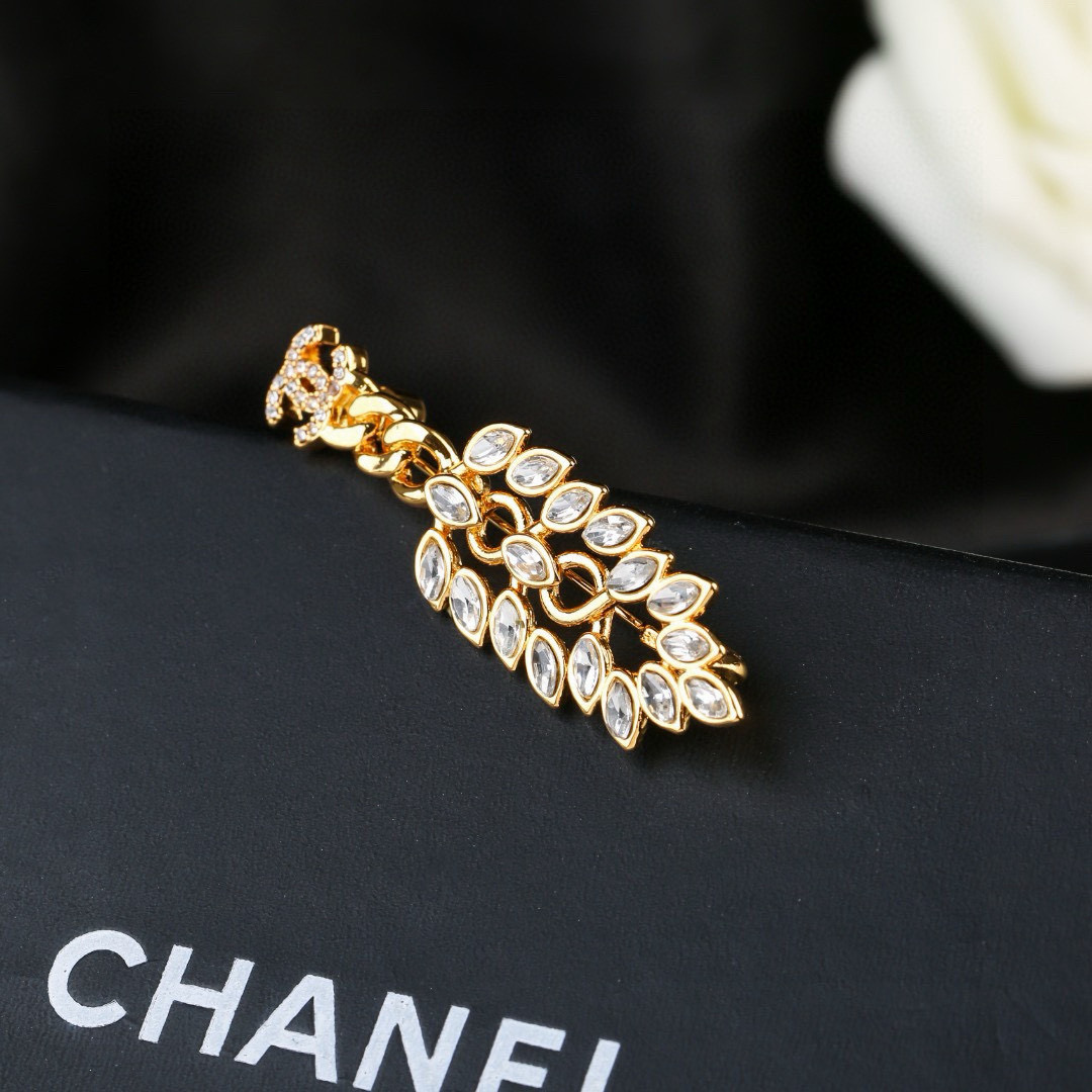 Chanel 小香 Chanel 秋冬系列 钻石 麦穗 双C胸针 别有心机设计的一款 完美 元素添加