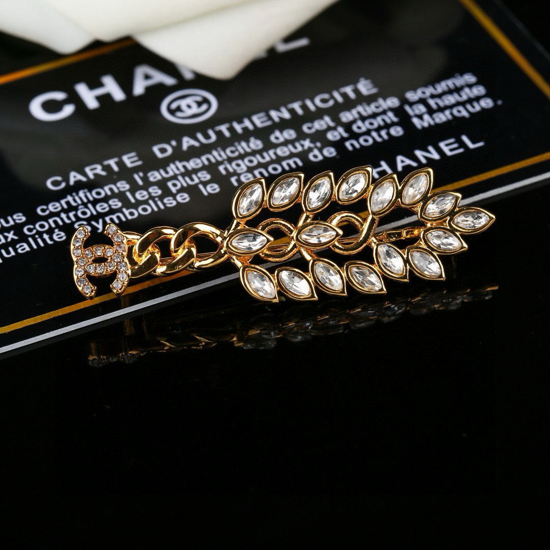Chanel 小香 Chanel 秋冬系列 钻石 麦穗 双C胸针 别有心机设计的一款 完美 元素添加