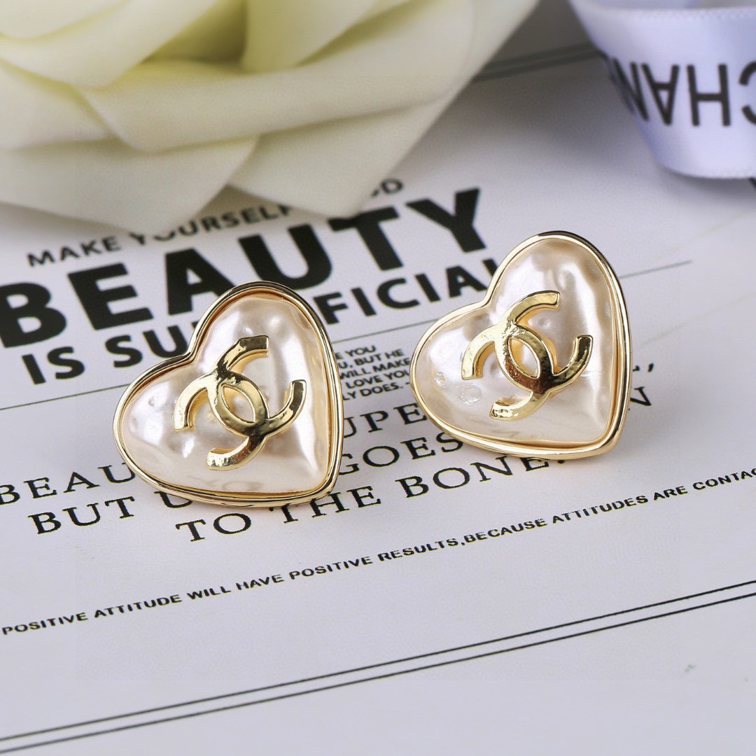 Pendientes de corazón nuevos de Chanel, calidad de imitación de primera, serie clásica con logo CC, estilo elegante y v…
