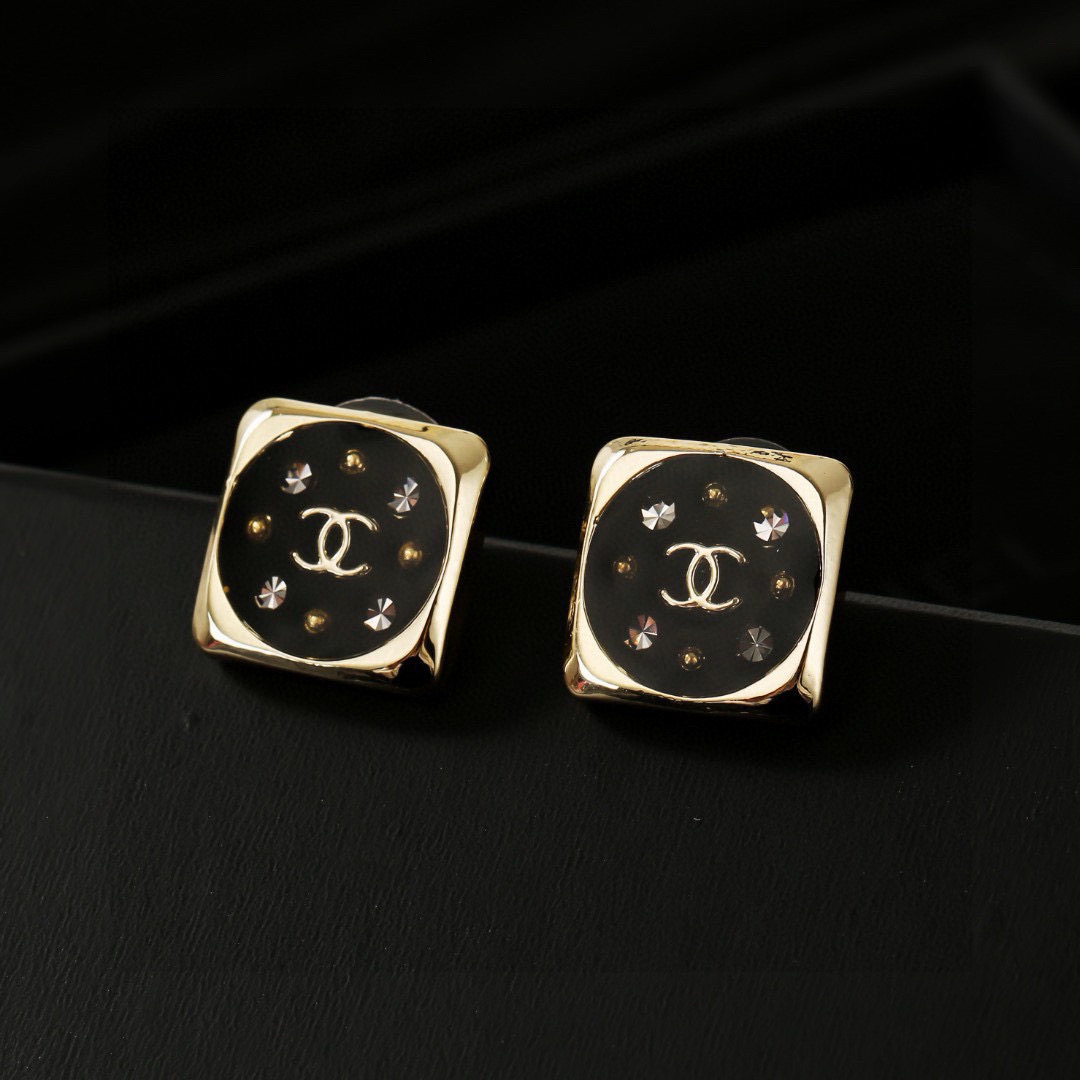 Chanel 小香Chanel新款耳环 每一个细节做工非常精细 这款设计非常美轮美奂 这款真的 美 仙 小姐姐