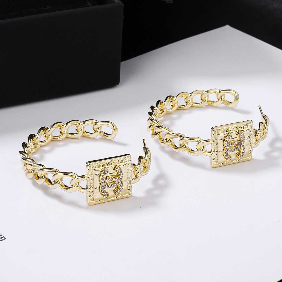 Chanel 小香 新品耳环 太 了 新款耳环 装饰美物 名媛气质、高雅配饰、 黄铜材质