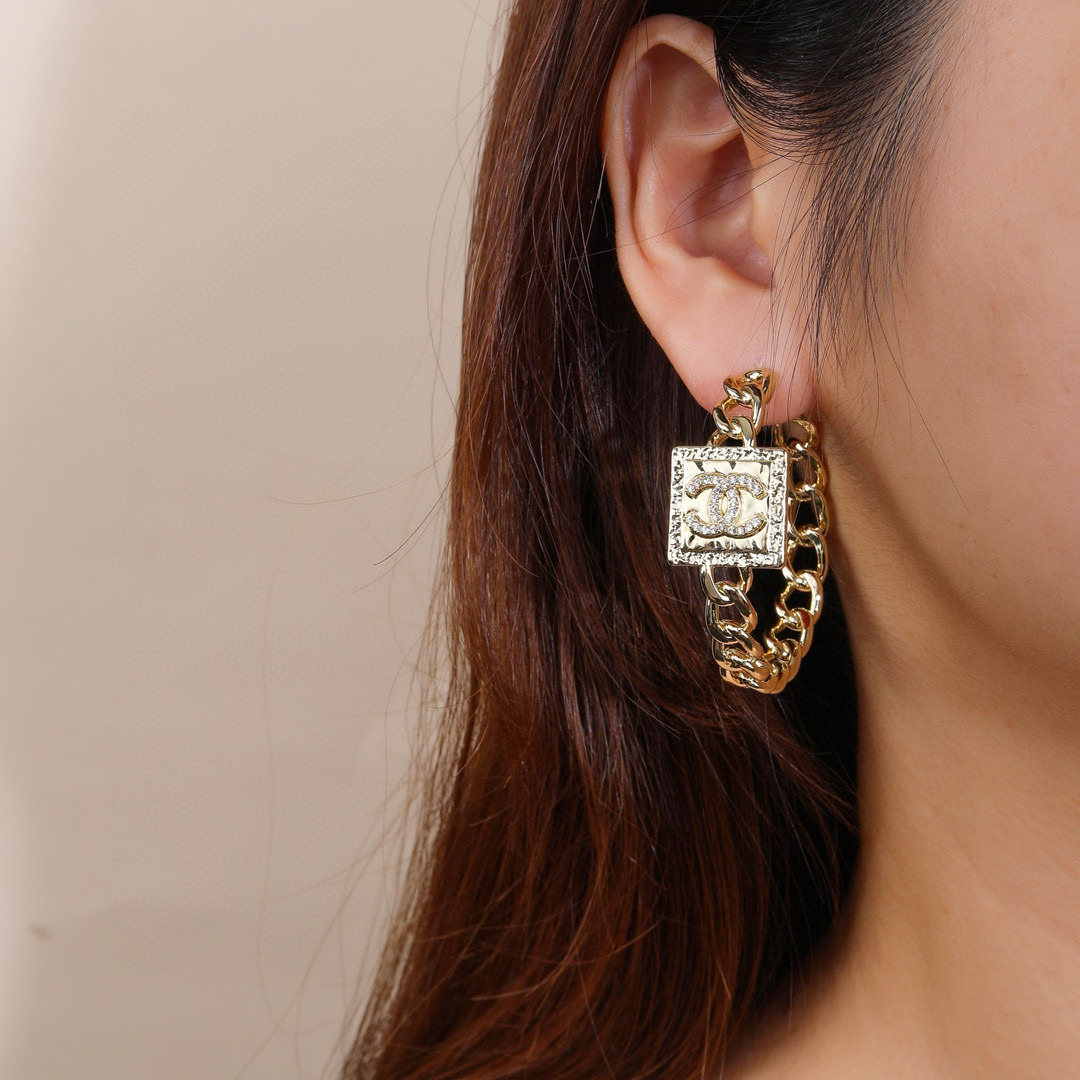 Chanel 小香 新品耳环 太 了 新款耳环 装饰美物 名媛气质、高雅配饰、 黄铜材质