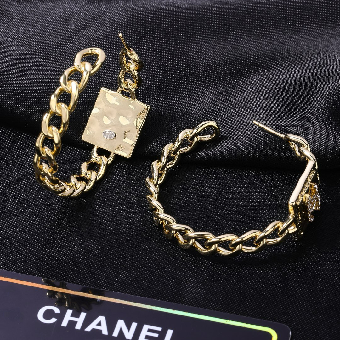 Chanel 小香 新品耳环 太 了 新款耳环 装饰美物 名媛气质、高雅配饰、 黄铜材质