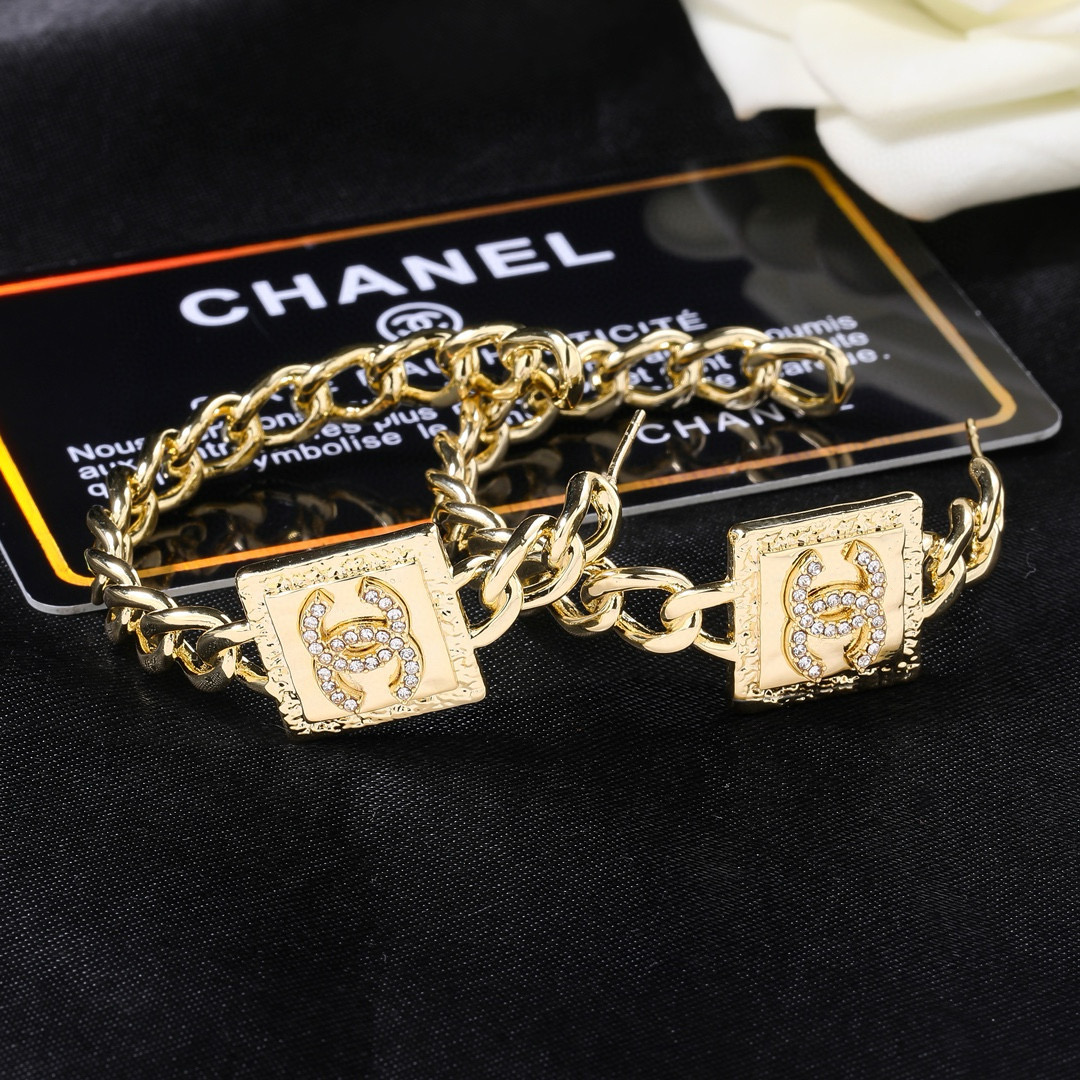 Chanel 小香 新品耳环 太 了 新款耳环 装饰美物 名媛气质、高雅配饰、 黄铜材质