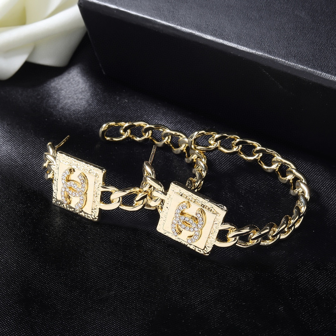 Chanel 小香 新品耳环 太 了 新款耳环 装饰美物 名媛气质、高雅配饰、 黄铜材质