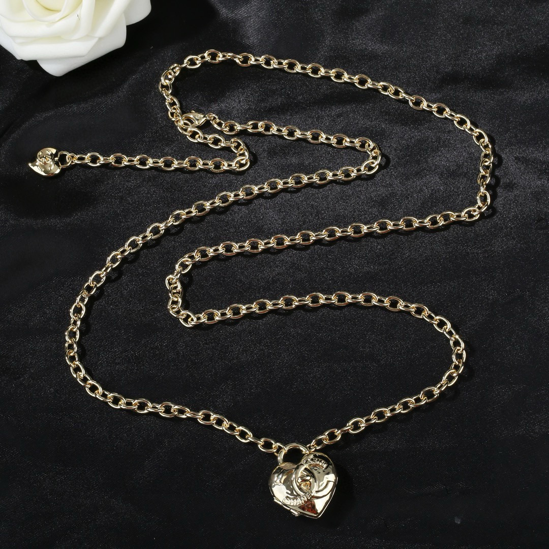 Collar pequeño de Chanel nuevo con forma de corazón 💗, lanzado al mismo tiempo que las tiendas especializadas, letras …