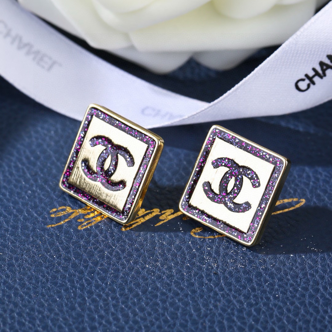 Chanel 小香Chanel新款彩色耳环 每一个细节做工非常精细 这款设计非常美轮美奂 这款真的 美 仙 小姐姐