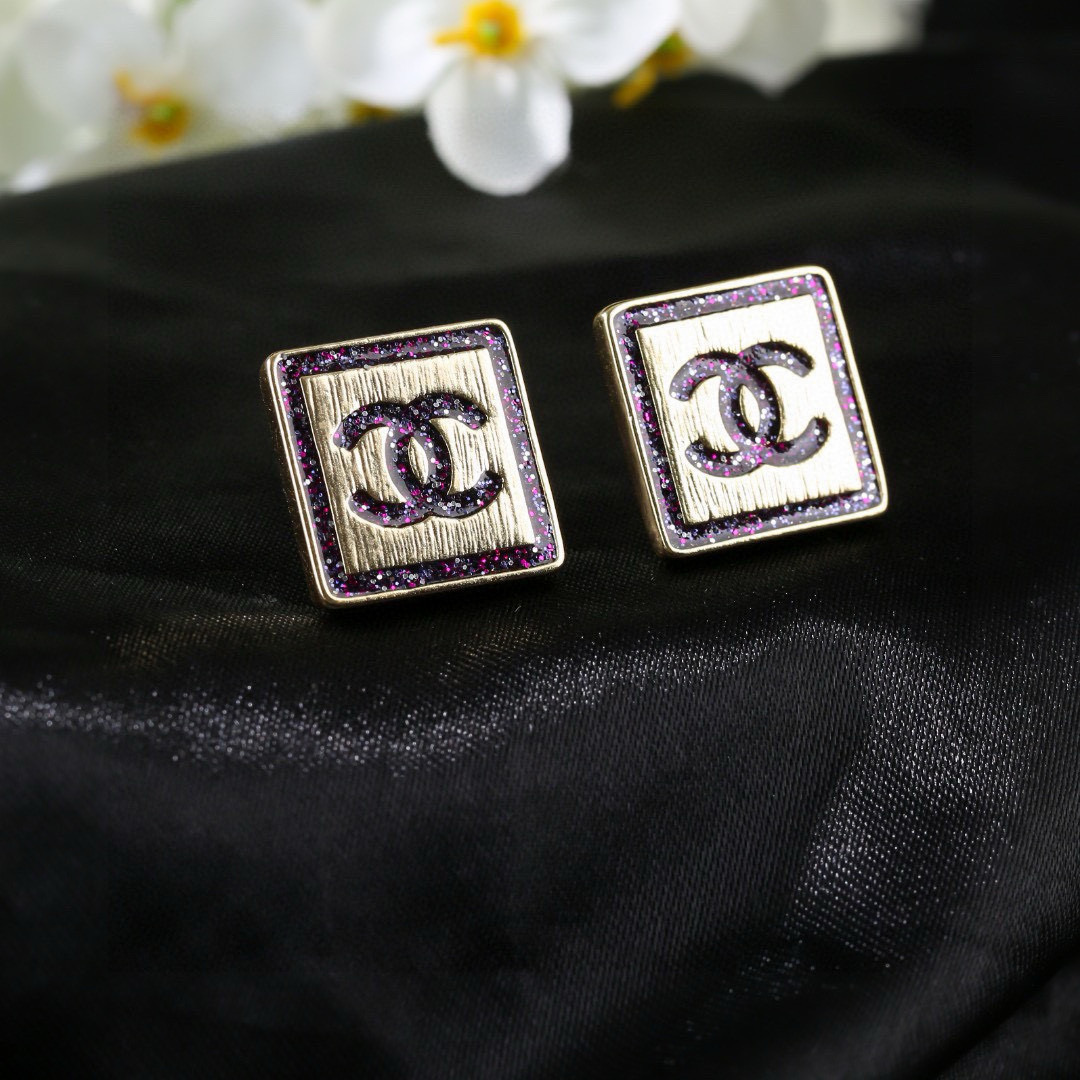 Chanel 小香Chanel新款彩色耳环 每一个细节做工非常精细 这款设计非常美轮美奂 这款真的 美 仙 小姐姐