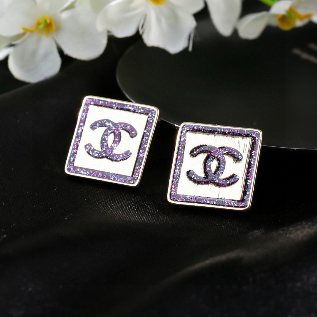 Chanel 小香Chanel新款彩色耳环 每一个细节做工非常精细 这款设计非常美轮美奂 这款真的 美 仙 小姐姐
