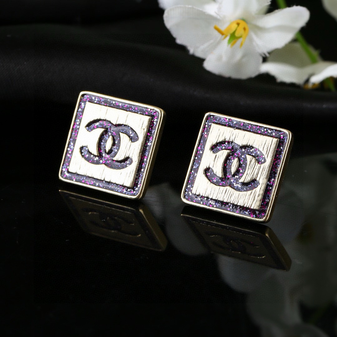 Chanel 小香Chanel新款彩色耳环 每一个细节做工非常精细 这款设计非常美轮美奂 这款真的 美 仙 小姐姐