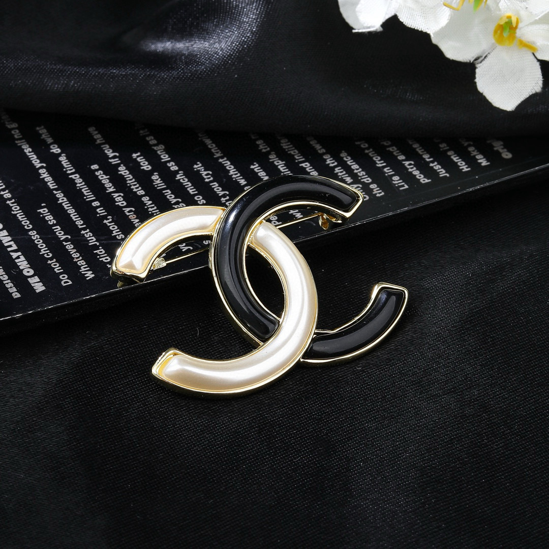 Chanel CHANEL 香奈儿新款胸针 每一个细节做工非常精细 这款设计非常美轮美奂 这款真的 美 仙 小姐姐
