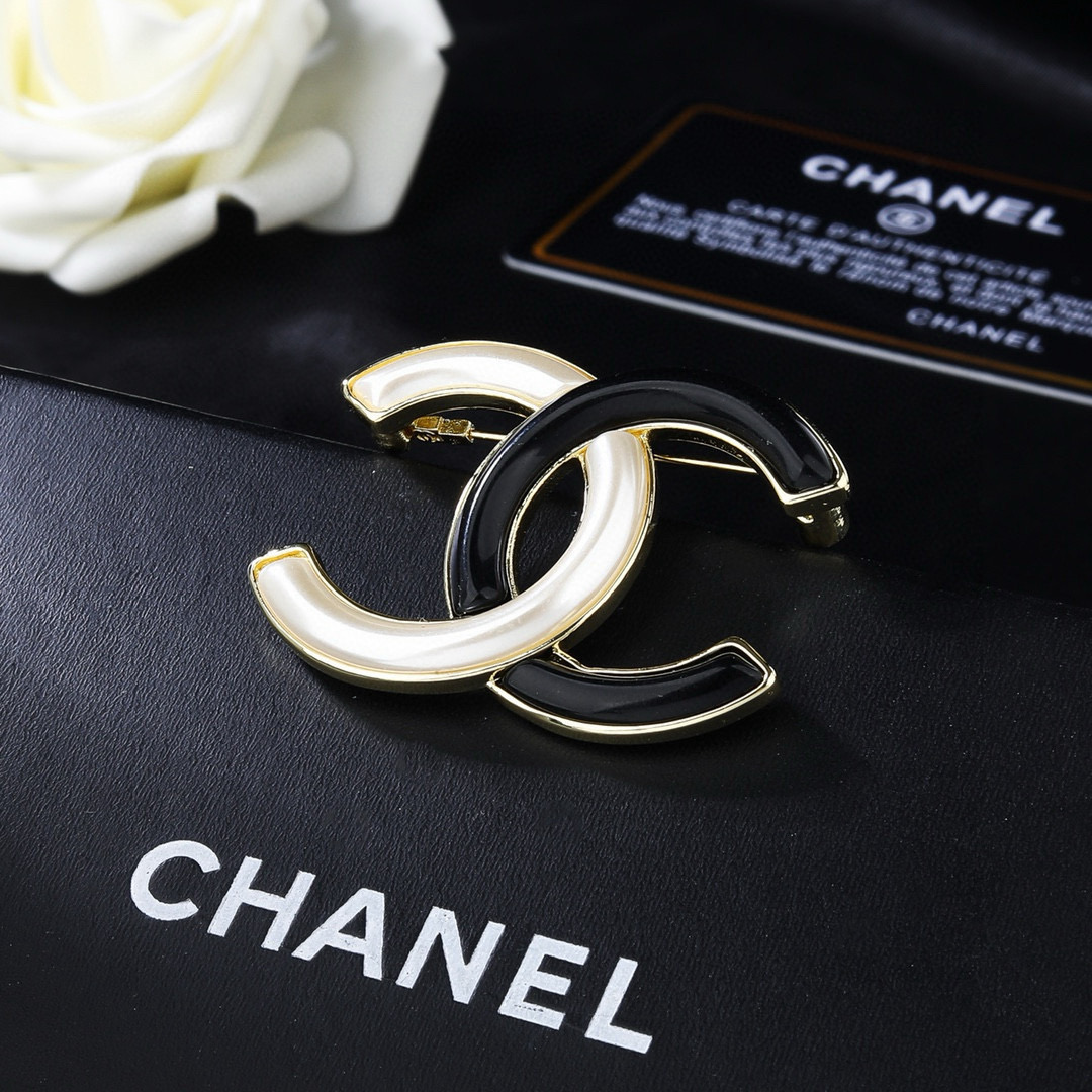 Chanel CHANEL 香奈儿新款胸针 每一个细节做工非常精细 这款设计非常美轮美奂 这款真的 美 仙 小姐姐