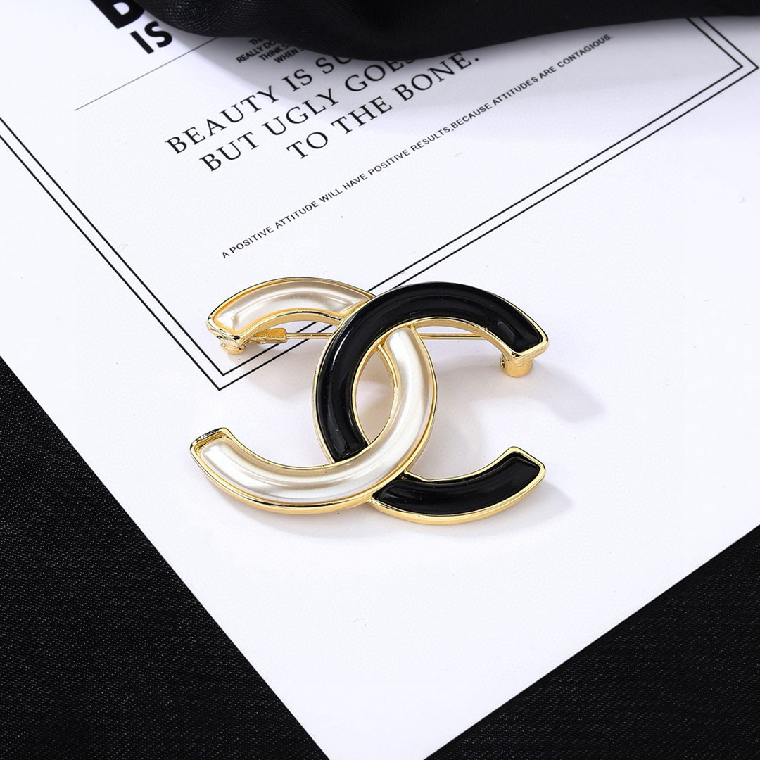 Chanel CHANEL 香奈儿新款胸针 每一个细节做工非常精细 这款设计非常美轮美奂 这款真的 美 仙 小姐姐