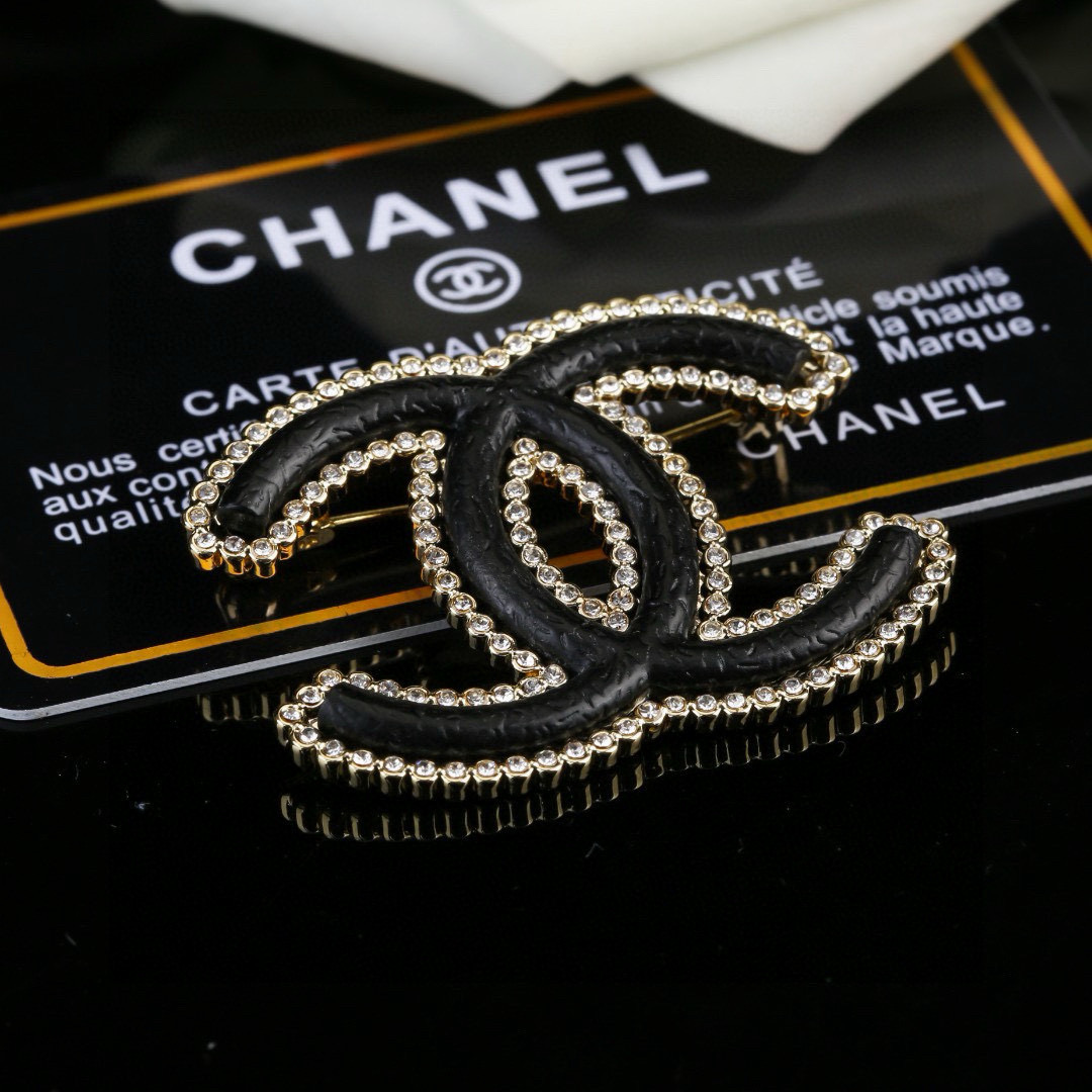 Chanel 小香 Chanel 秋冬 系列 小羊皮 双Ｃ 钻石 胸针 别有心机设计的一款 完美 元素添加